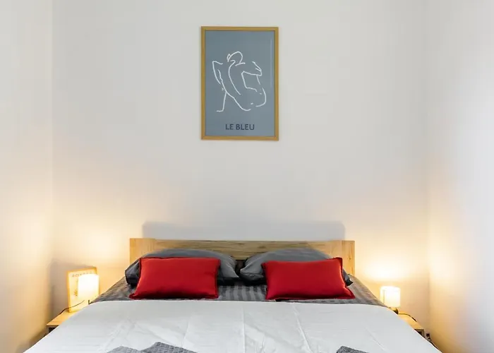 Large Historic By Charles Bridge & Parking Apartment