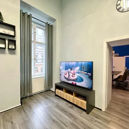 Stunning & Spacious 2bdr In Center Prague1 *