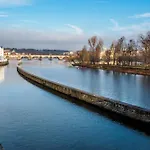 Large Historic By Charles Bridge & Parking 布拉格