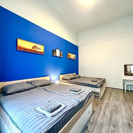 Large Historic By Charles Bridge & Parking 프라하
