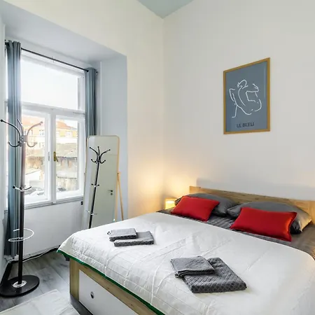 Large Historic By Charles Bridge & Parking Apartment Prague